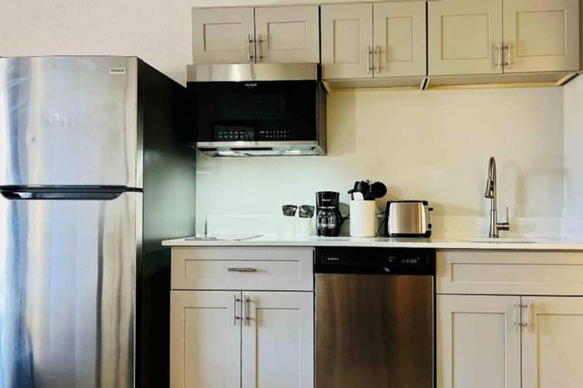 1 Queen Bed  Suite Non-Smoking Kitchen - foto 7