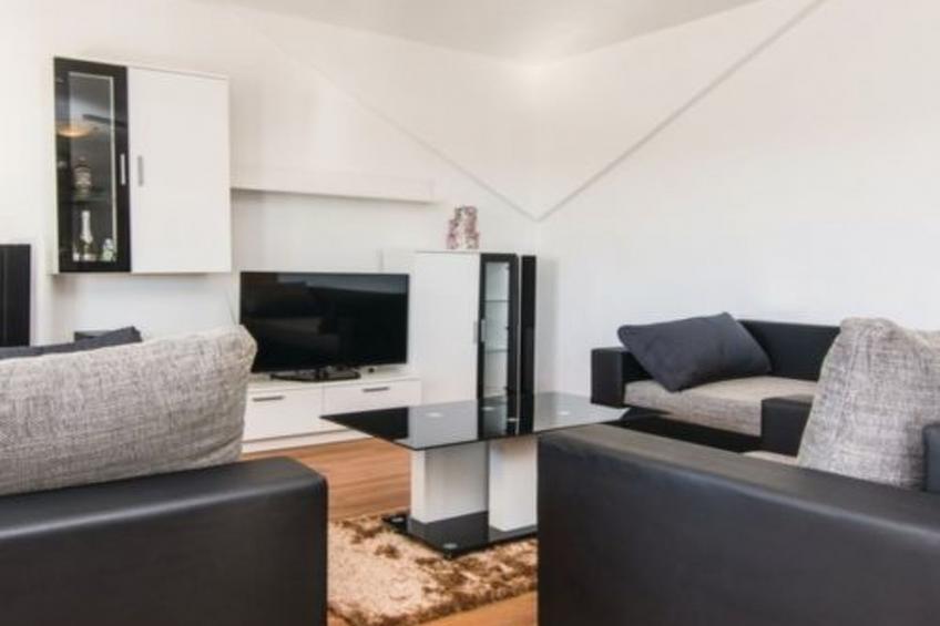 Laura mit Pool - foto 10