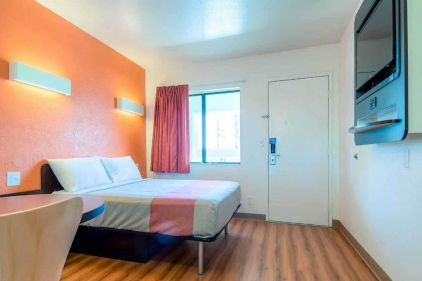 1 Full Bed  ADA/RI Shower/Mini Fridge - foto 12