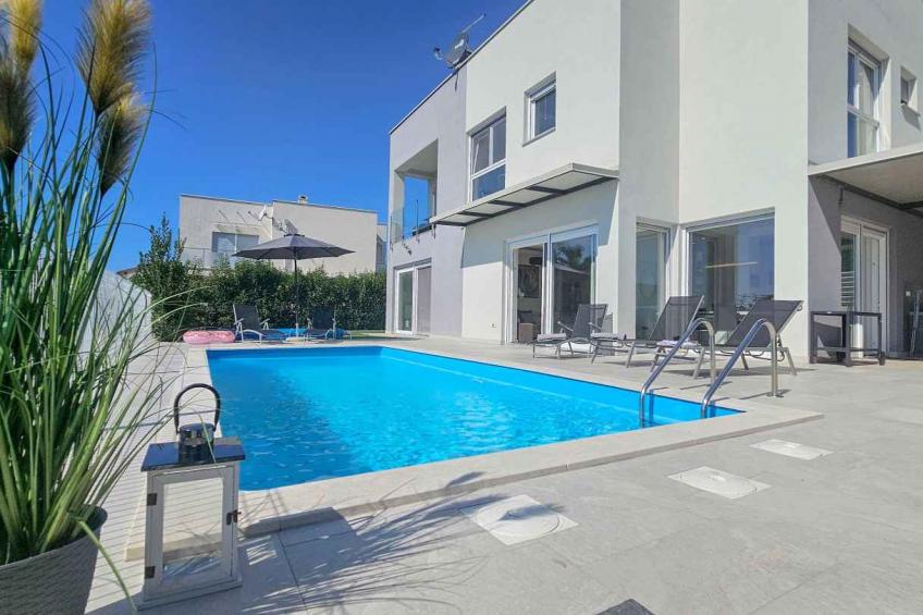 Villa on two floors with garden and pool - BF-T3XW7