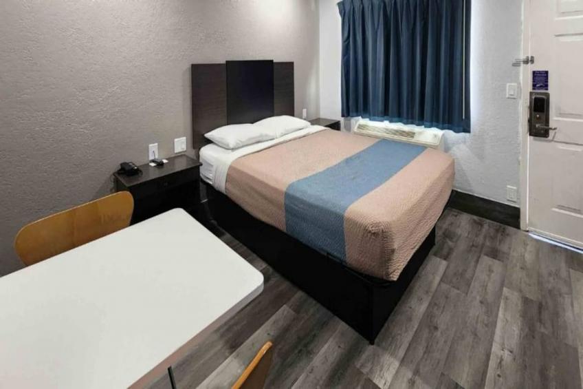 1 Queen Bed  Non-Smoking Kitchen - foto 8