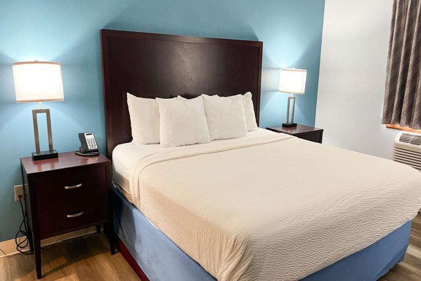 1 King Bed | Non-Smoking, Micfridge - foto 16