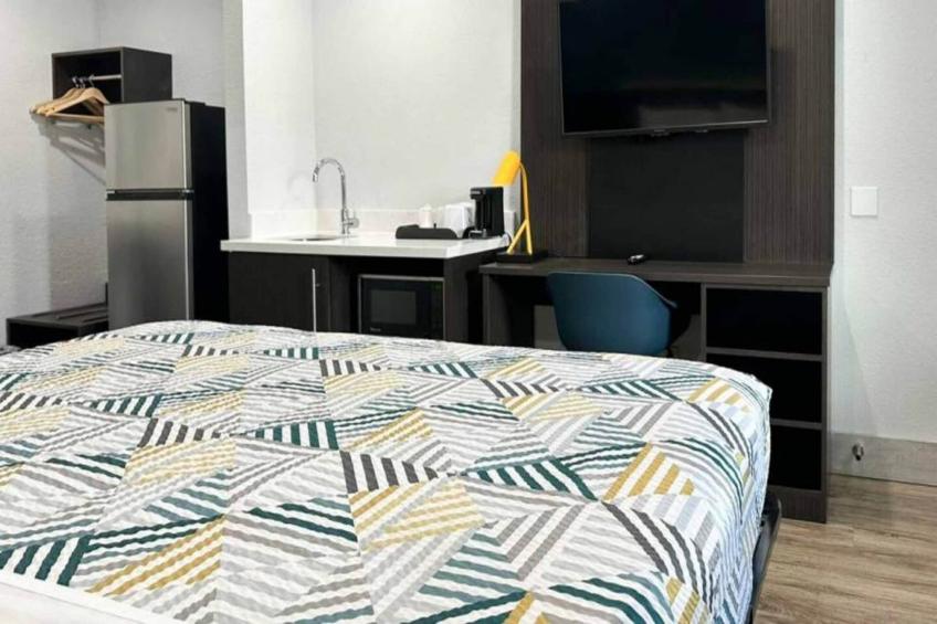1 King Bed  Non-Smoking Micfridge - foto 6
