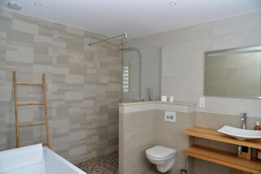 Belle maison avec piscine à débordement chauffée - foto 30