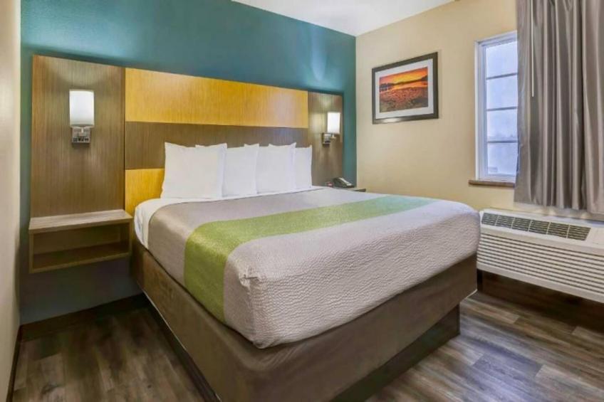 1 Queen Bed  Non-Smoking Kitchen - foto 7