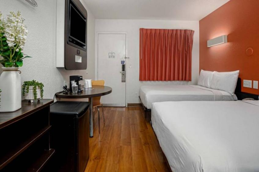 1 Queen Bed  Premium Mini Fridge - foto 4