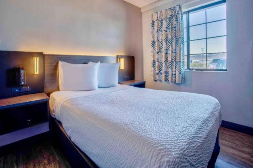 1 Full Bed  ADA/Tub