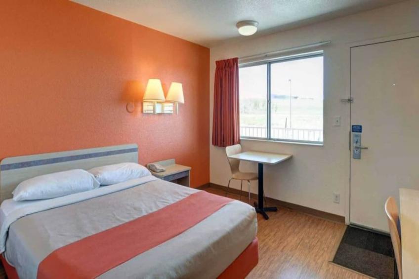 1 Queen Bed  Hearing Accessible Micfridge - foto 2