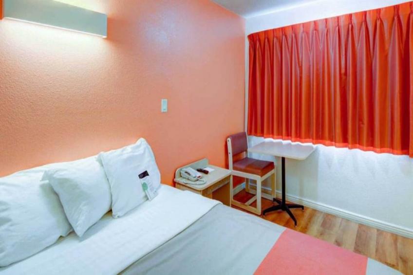 1 Queen Bed  Non-Smoking Micfridge - foto 13
