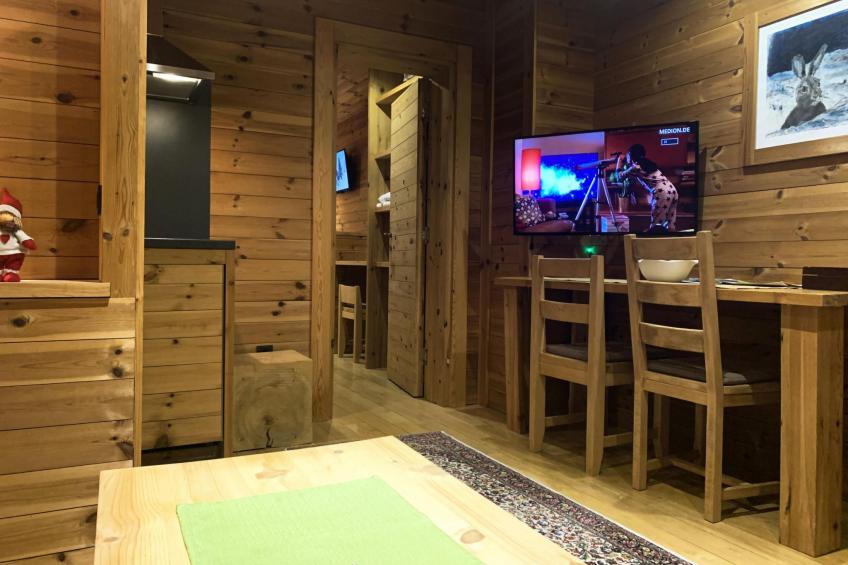 Die Ski-Suite hat ein Schlafzimmer und ein kleines Wohnzimmer ohne Küche. - foto 45