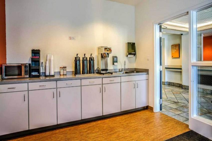 1 Queen Bed  Non-Smoking Mini Fridge - foto 40