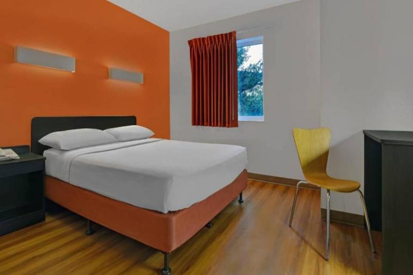 1 Full Bed  ADA/Tub - foto 10