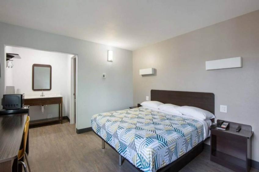1 Queen Bed  Non-Smoking Micfridge - foto 14
