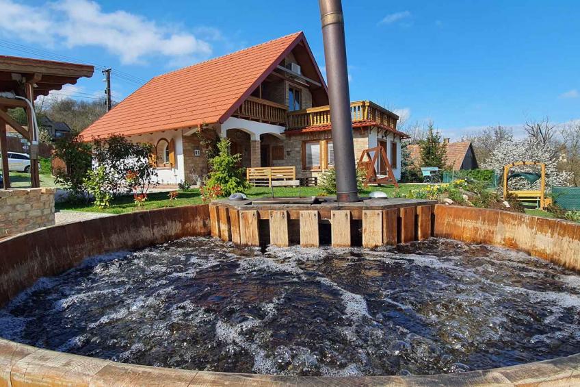 Maison de vacances dans un paysage pittoresque avec cuisine de jardin et tonneau en bois avec bain à remous - BF-4FKRG