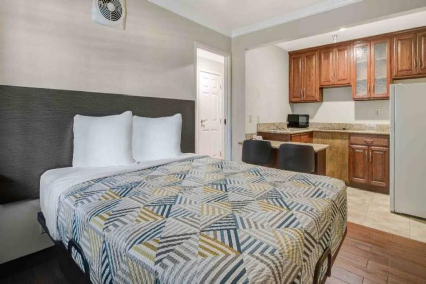 1 King Bed  Non-Smoking Kitchen - foto 6