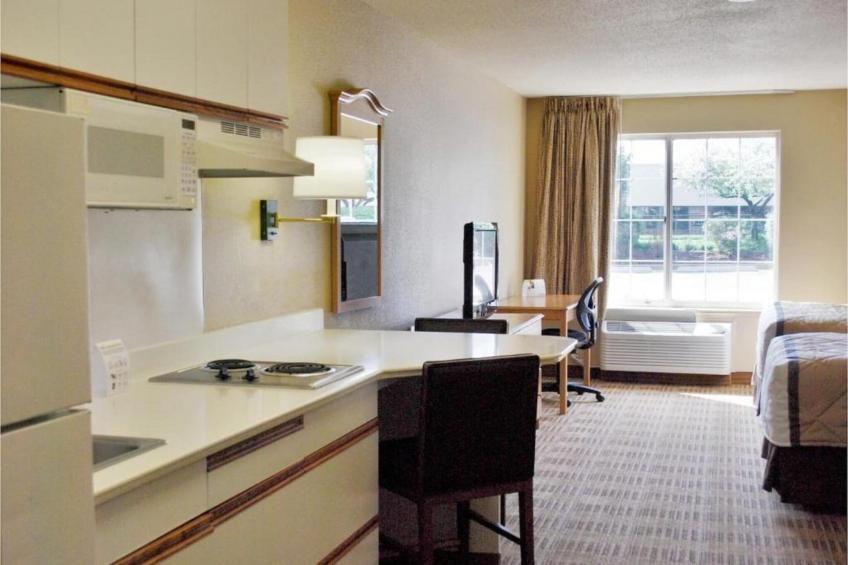 1 Queen Bed  ADA\/RI Shower\/Non-Smoking\/Kitchen - foto 6