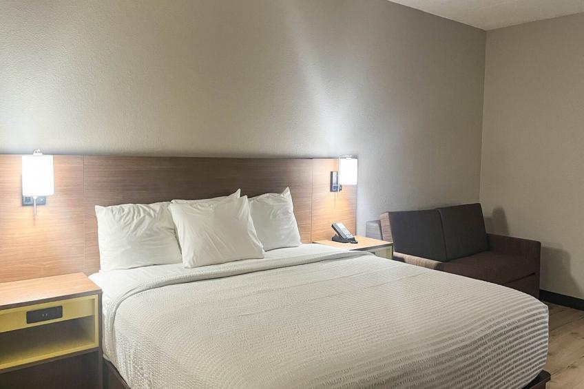 1 King Bed | Non-Smoking, Micfridge - foto 11