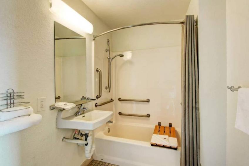 1 Queen Bed  Mini Fridge - foto 17