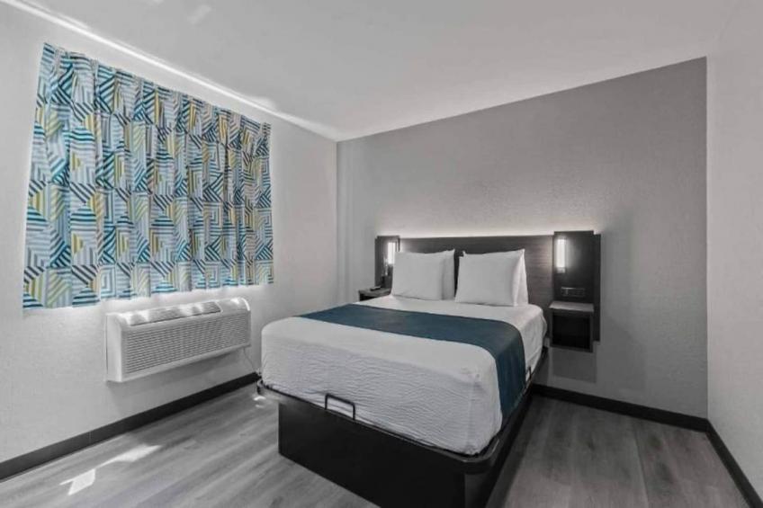 1 King Bed  Non-Smoking Micfridge - foto 3