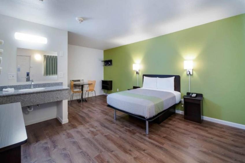 1 Queen Bed  Smoking Micfridge - foto 13