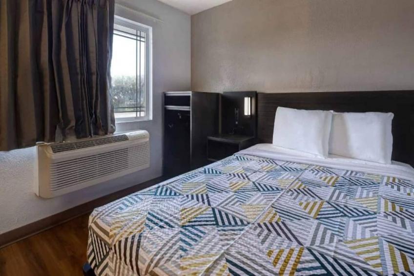 1 King Bed  Non-Smoking Micfridge - foto 16