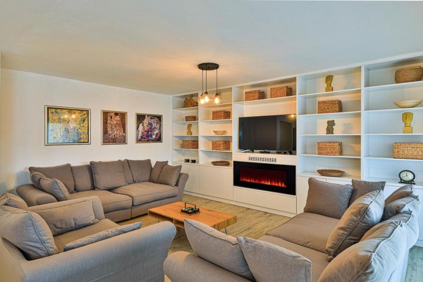 Charming Villa with Outdoor Pool, BBQ, and Sun Deck in Tranquil Kaštela Area - Five bedroom Villa - foto 9