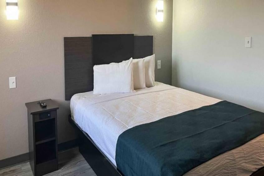 1 Queen Bed  Non-Smoking Micfridge