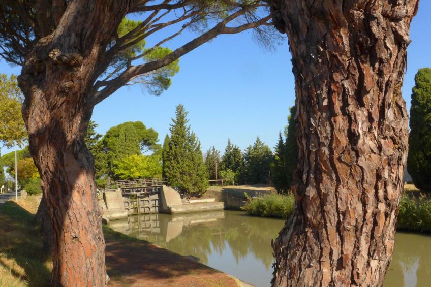 Schönes Haus in einem gemütlichen Dorf, durch das der Kanal verläuft - foto 29