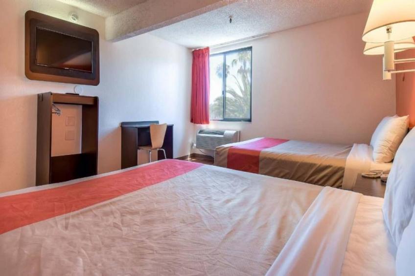 2 Queen Beds  ADA/RI Shower/Mini Fridge - foto 11