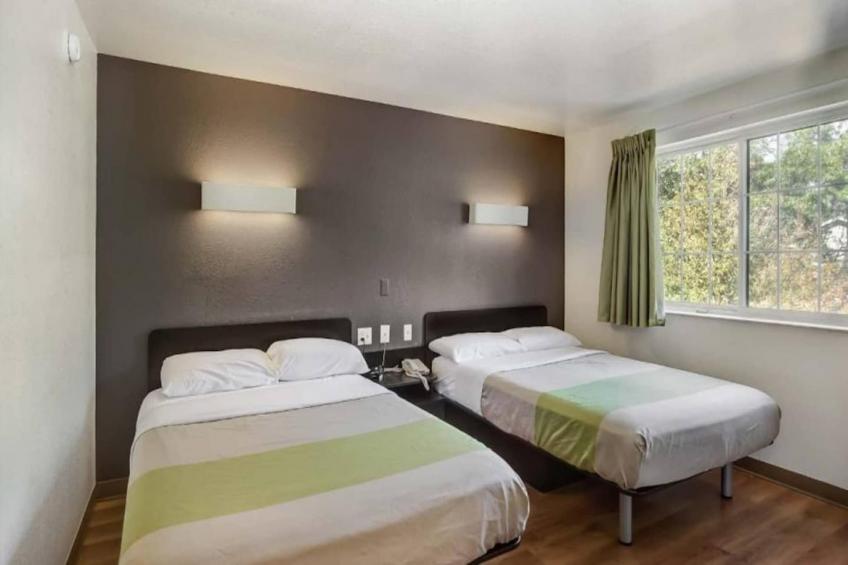 2 FULL BEDS  SMOKING