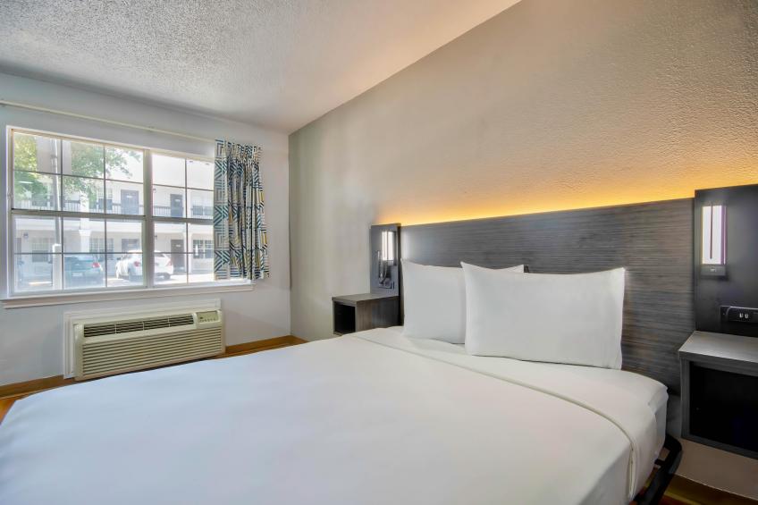 1 Queen Bed  ADA/Tub Non-Smoking - foto 11