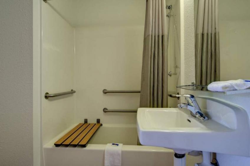 1 Queen Bed  Premium Micfridge - foto 18