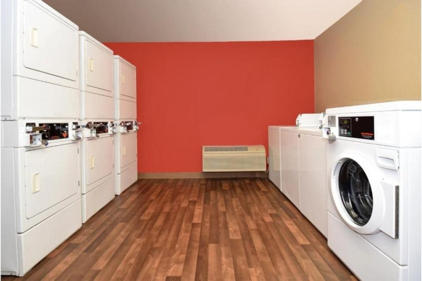 1 King Bed | Non-Smoking, Kitchen, Shower - foto 33
