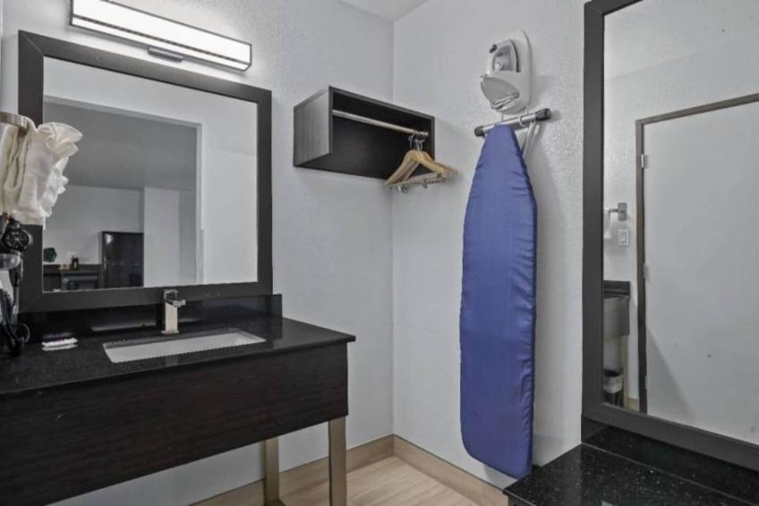 1 King Bed  Non-Smoking Micfridge - foto 16