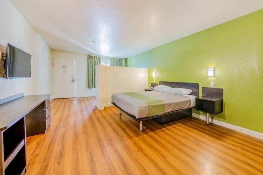 1 Queen Bed  Smoking Kitchen - foto 39