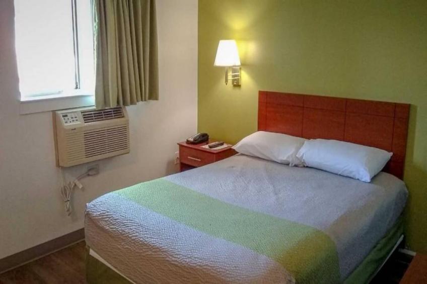 1 Queen Bed  Non-Smoking Micfridge - foto 11