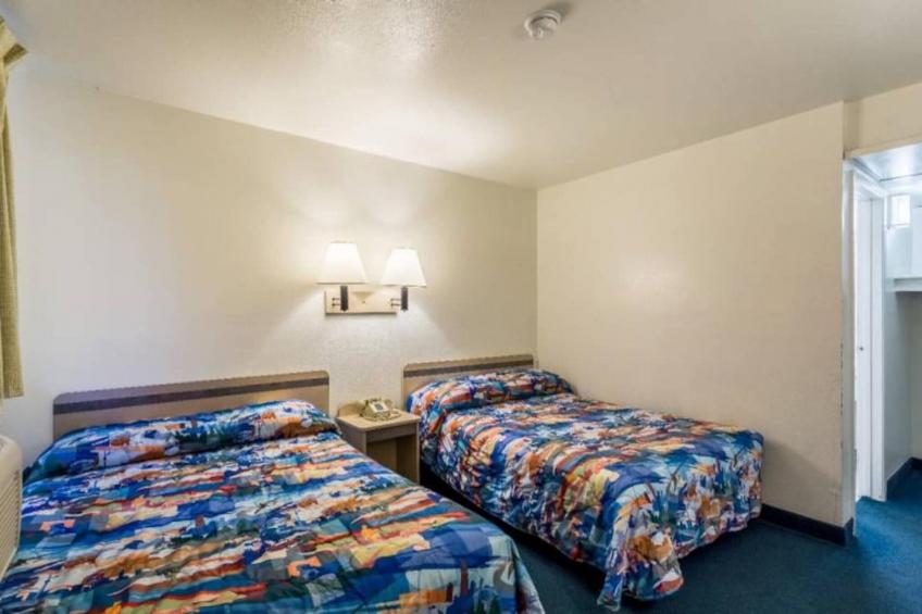 2 Full Beds  Non-Smoking Micfridge - foto 22