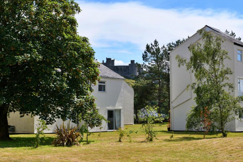 Golygfa o'r Castell - Castle Views