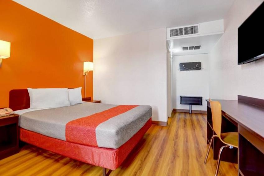 1 Full Bed  ADA/RI Shower - foto 14