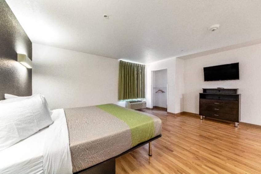 1 King Bed  Non-Smoking Kitchen - foto 28