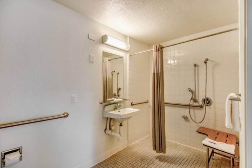1 Full Bed  ADA/RI Shower - foto 15