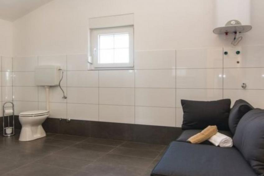 Laura mit Pool - foto 20