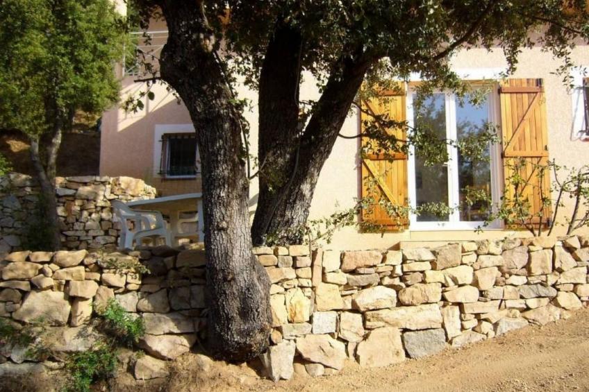 mit Blick auf das Wasser