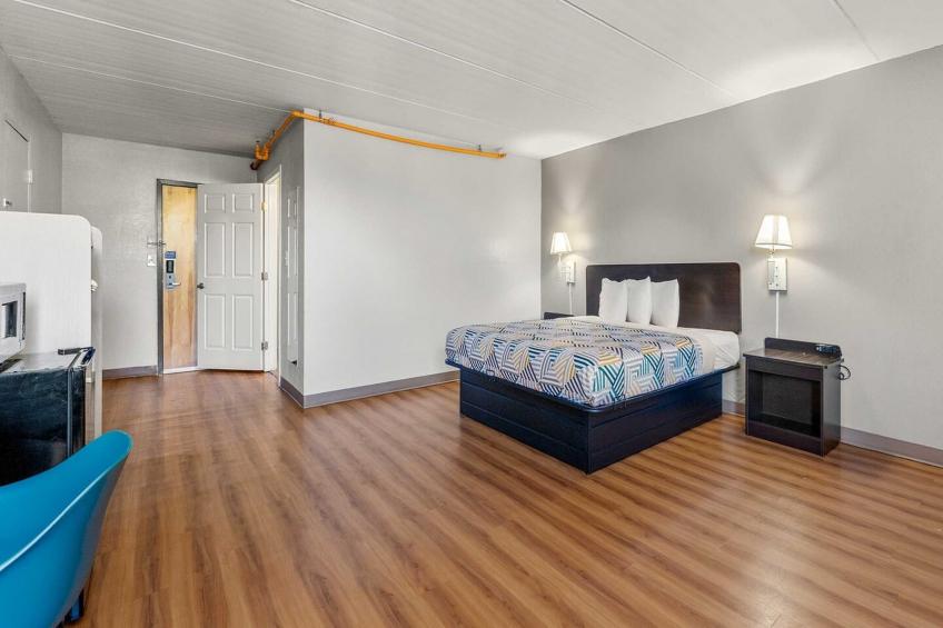 1 King Bed  Premium Micfridge - foto 6