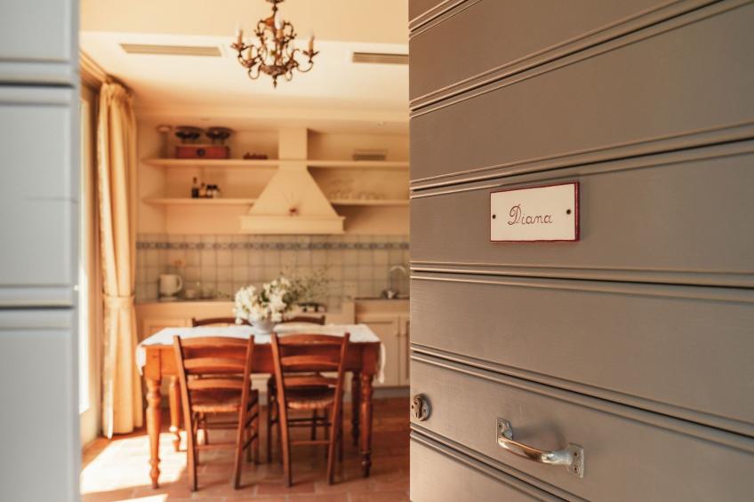 In einem Bauernhaus in den Hügeln, mit Garten und Pool