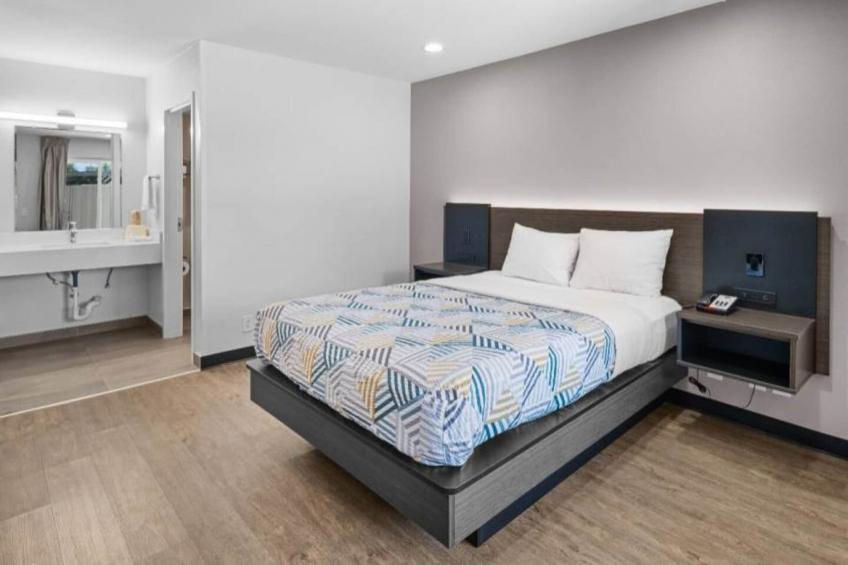 1 King Bed  Non-Smoking Micfridge - foto 42