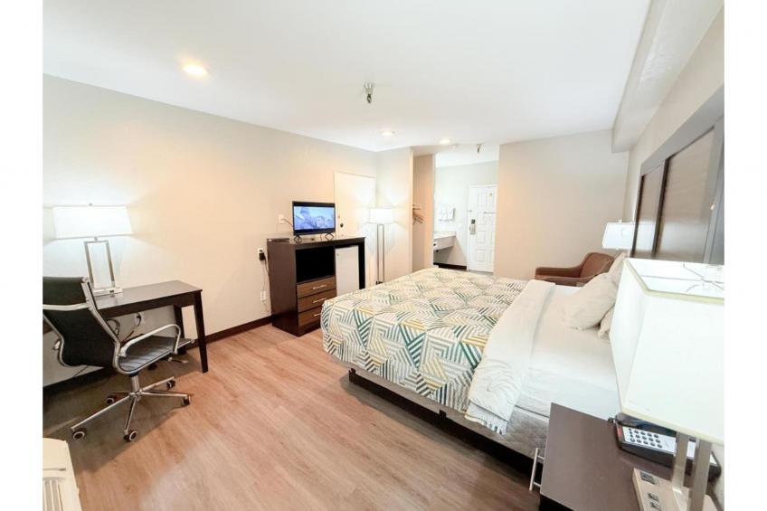 1 King Bed  Non-Smoking Micfridge - foto 5