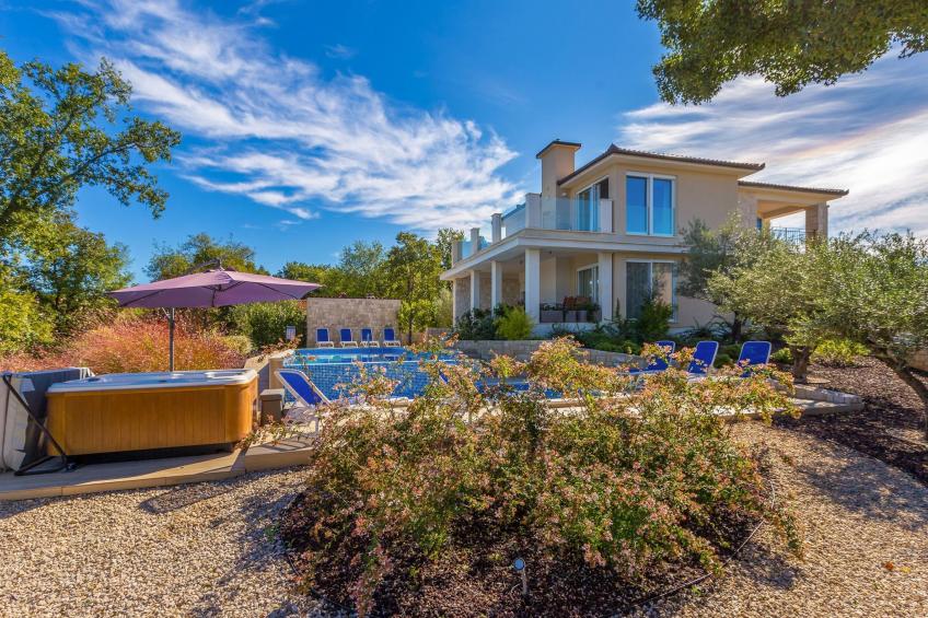 Schöne Villa in einer ruhigen Umgebung mit Pool - foto 5