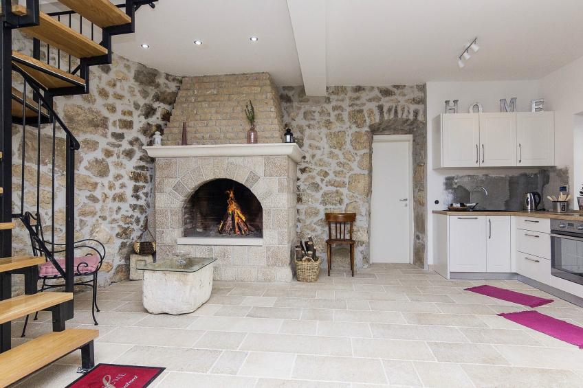 Schönes Steinhaus mit beheiztem Pool, Terrasse mit Meerblicl in ruhige Lage - foto 24