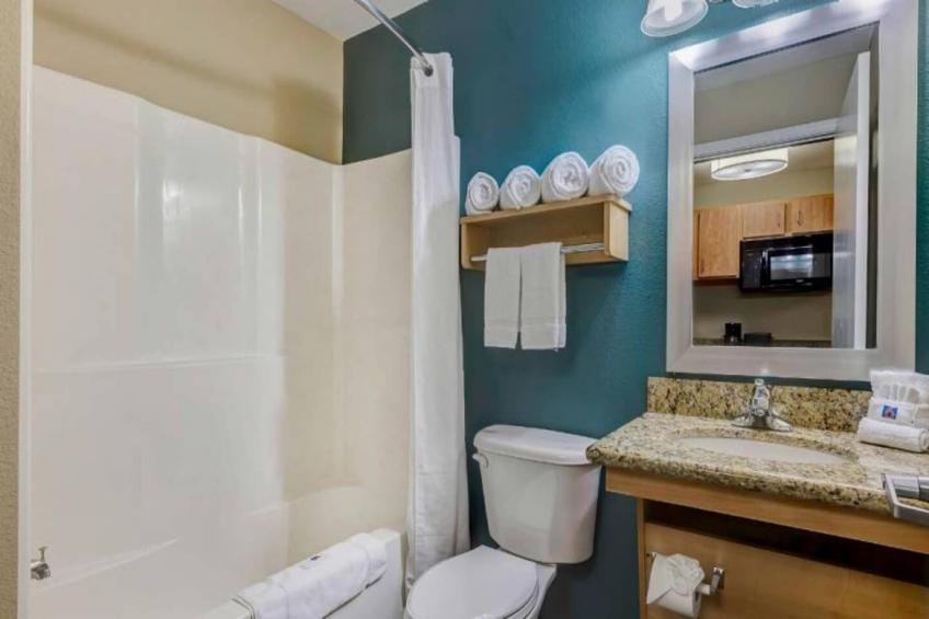1 Queen Bed  Non-Smoking Kitchen - foto 17